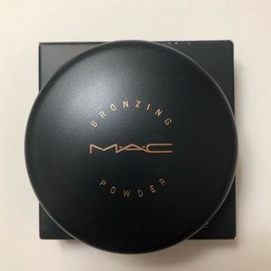 NWB MAC bronzing powder - Golden